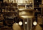 Imagem de um carro antigo estacionado dentro de uma garagem. Ele representa o que é sonhar com carro.
