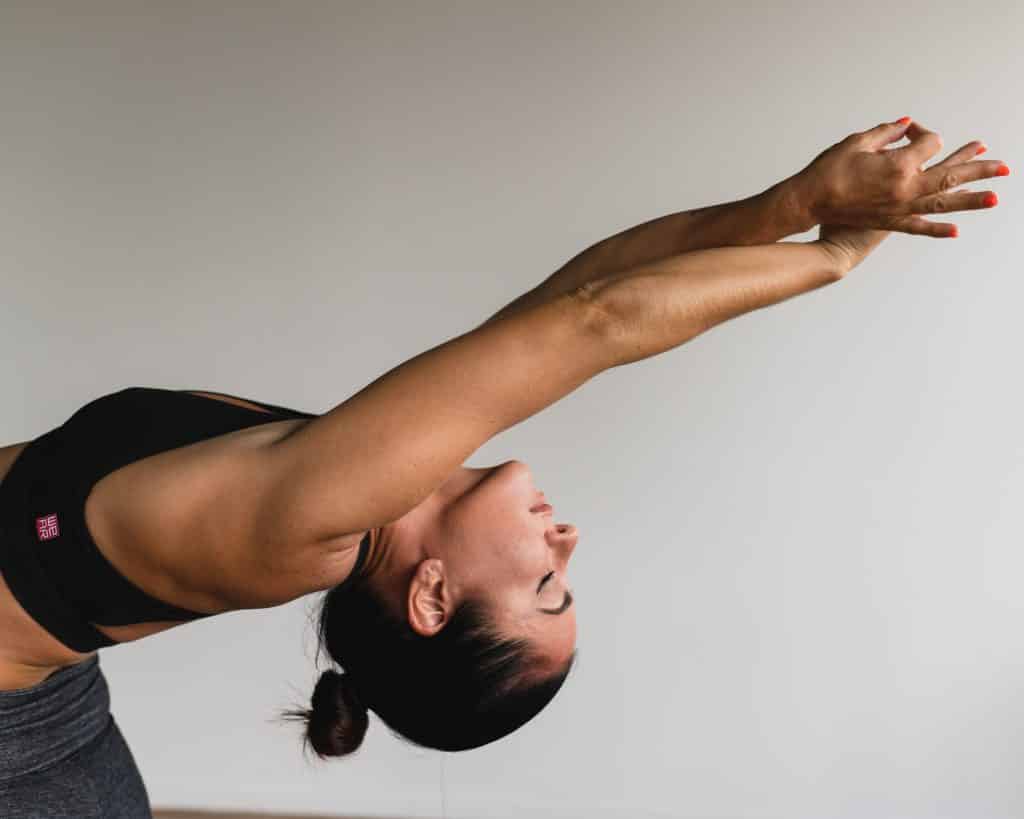 Mulher de olhos fechados fazendo yoga