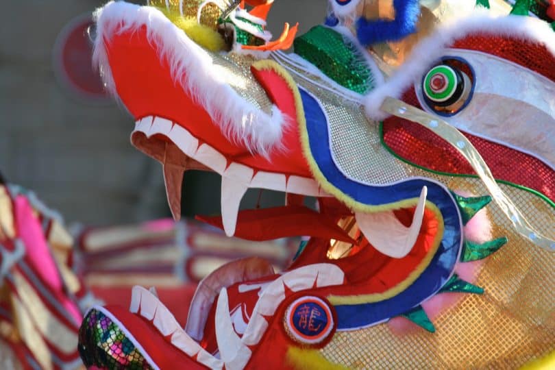 Imagem da fantasia da cabeça de um dragão colorido para comemorar o ano novo chinês.