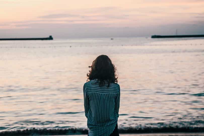 Mulher olhando para o mar