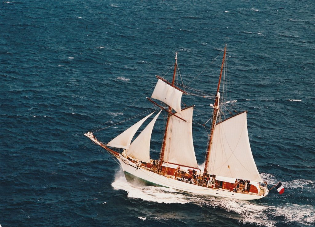 Barco velejando no mar