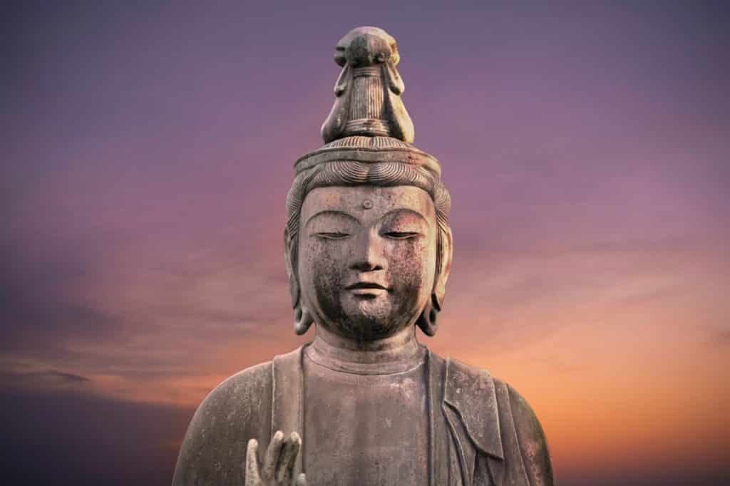 Estátua do busto de Buda vista ao pôr do sol.