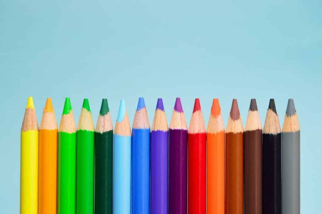 Quinze lápis de diferentes cores.