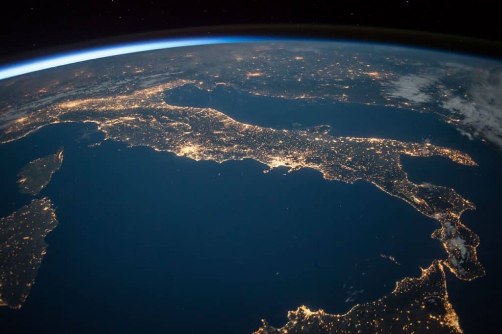 Foto de uma parte do planeta Terra, onde está noite, vista do espaço.