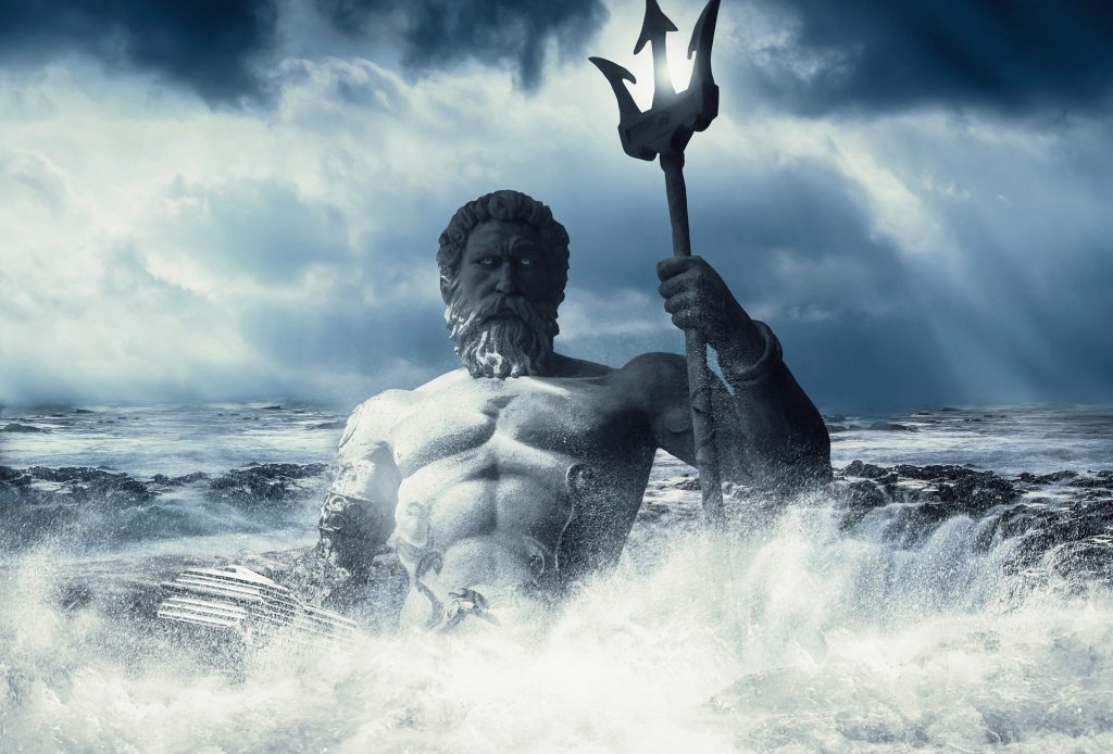 Imagem da estátua do Deus Poseidon da Mitologia Grega. Ele está no centro do mar.
