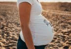Mulher grávida em uma praia