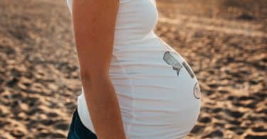 Mulher grávida em uma praia