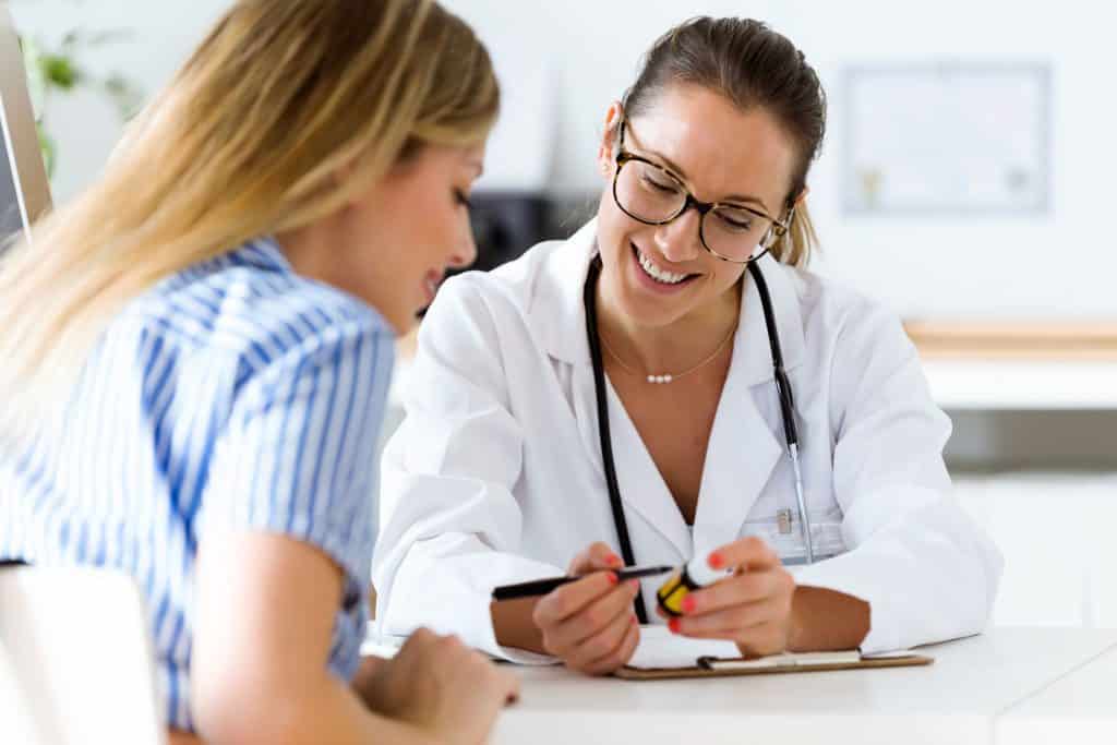 Médica falando com a sua paciente