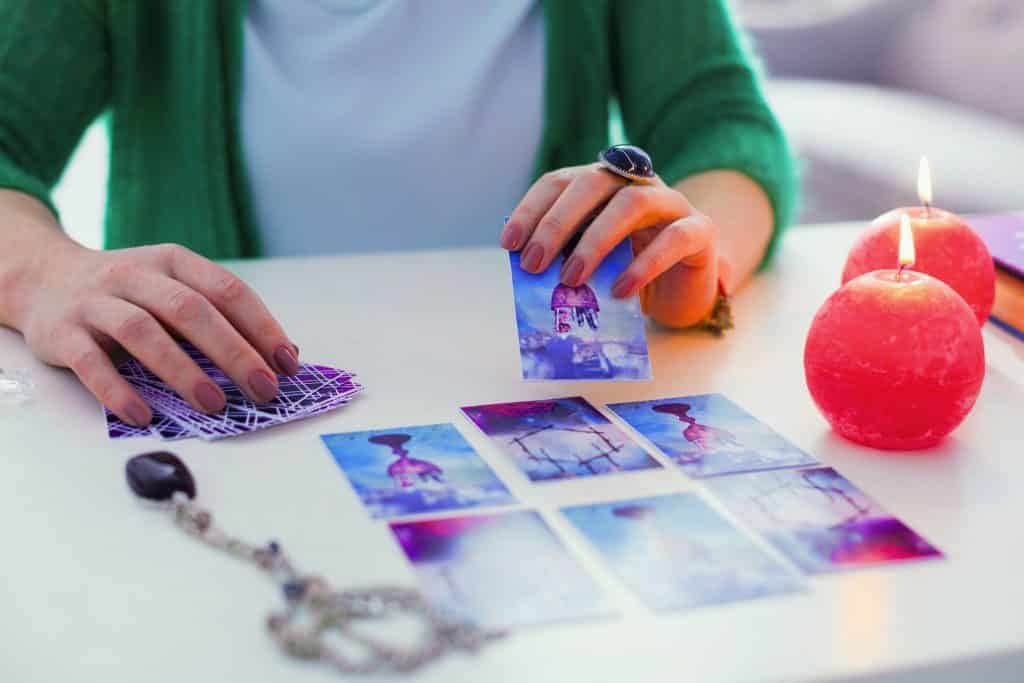 Mulher segurando cartas de tarot