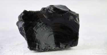 Pedra preta em um fundo branco