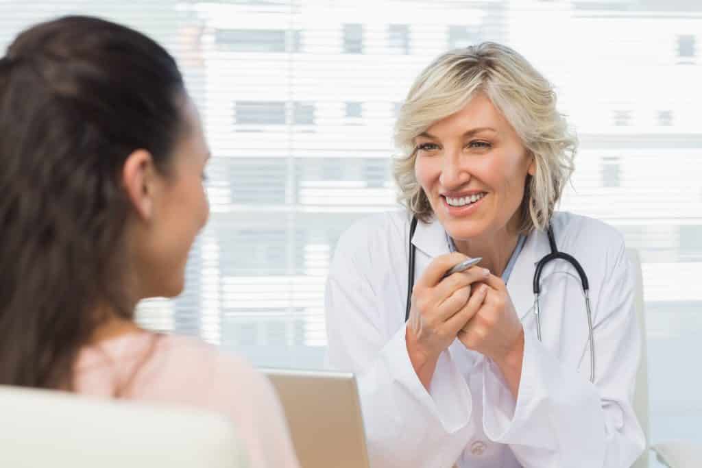 Doutora conversando com paciente