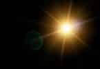 Imagem de uma estrela gigante brilhando no céu.