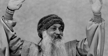 Retrato de Osho com as mãos para o alto, sorrindo