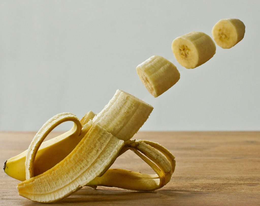 Imagem de uma banana descascada e já cortada em pedaços.