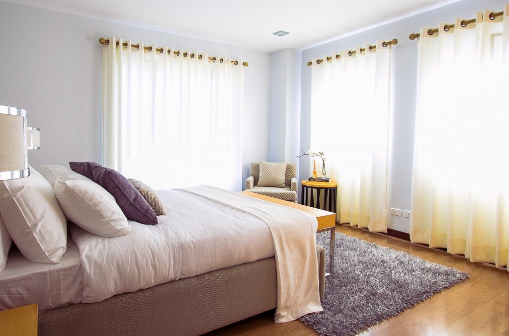Imagem de um lindo e harmonioso quarto. Uma cama de casal com um bom colchão para evitar e ajudar no combate a insônia, promovendo um sono tranquilo.