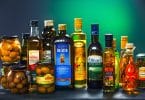 Imagem de várias garrafas de vidro cheias de azeites e outros tipos de óleos vegetais.