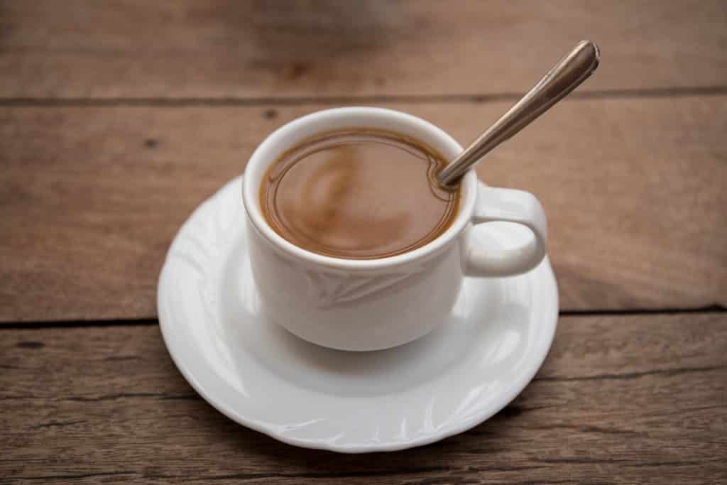 Chocolate quente em uma xícara sobre uma mesa de madeira