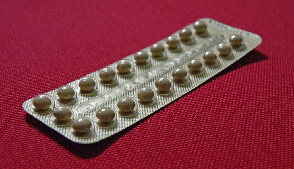 Imagem de uma cartela de pílula contraceptiva para tomar via oral.