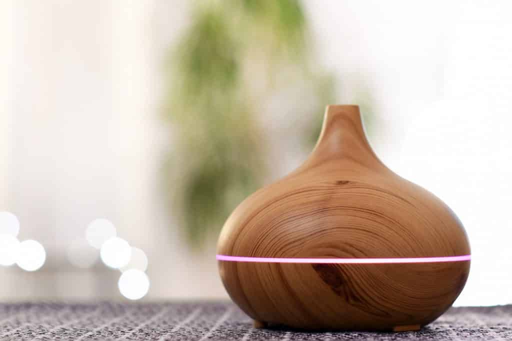 Imagem de um difusor de aromas feito em madeira.
