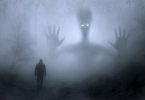 Imagem de um pesadelo refletido em um espírito assombrando uma pessoa em um floresta.