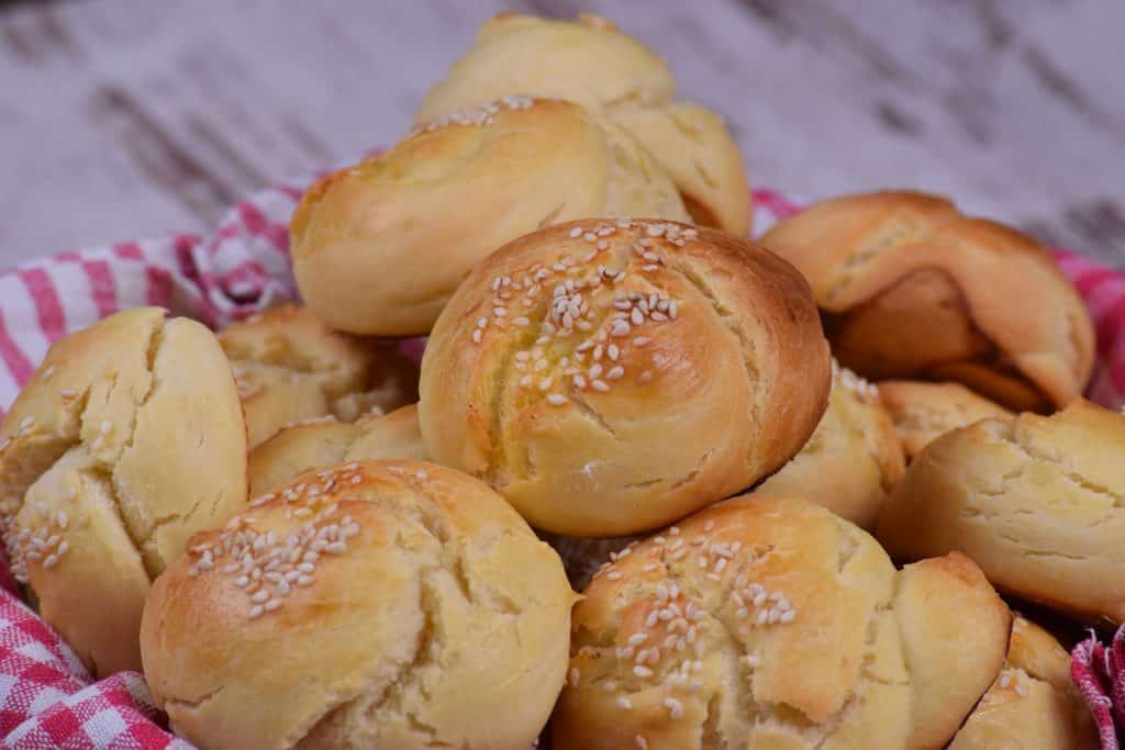 Imagem de um cesto de pães feitos em casa.
