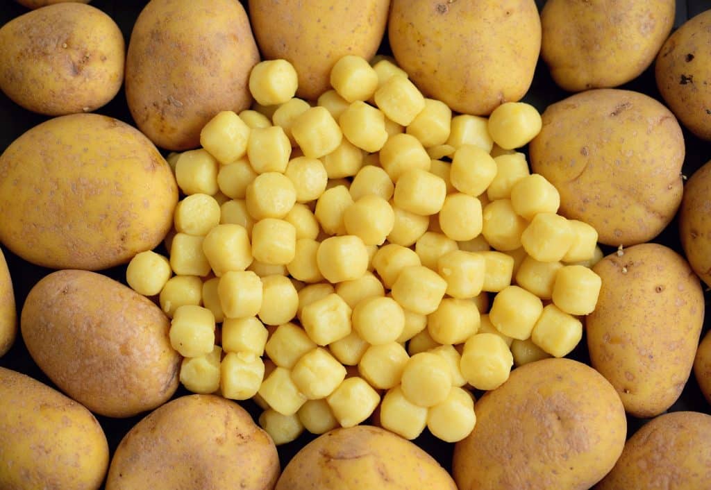 Bolinhas de nhoque no meio de diversas batatas.