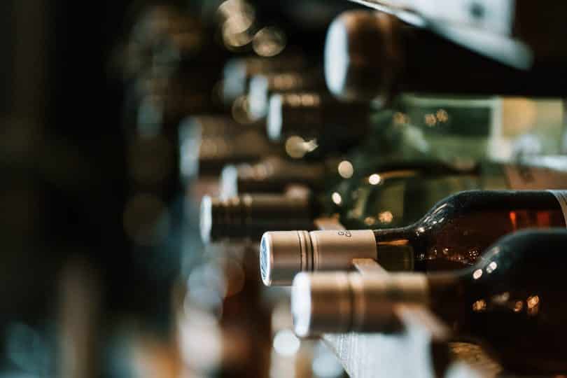 Vários tipos de vinhos um ao lado do outro