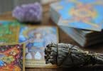 Cartas de tarot em uma mesa