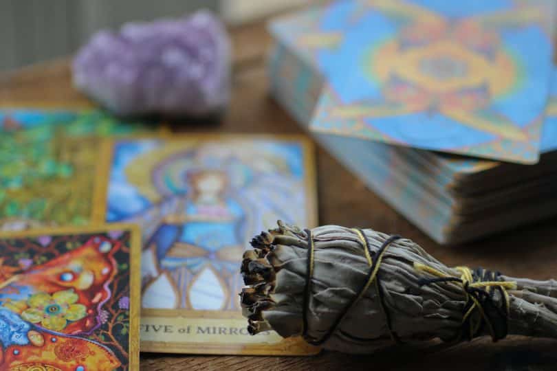 Cartas de tarot em uma mesa