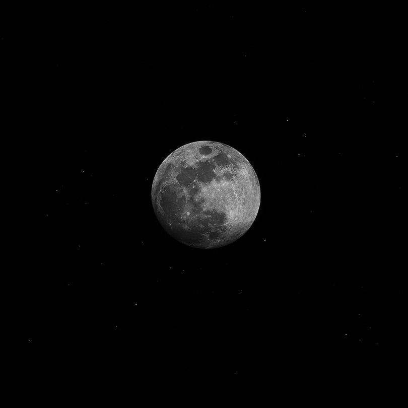 Lua e estrelas brilhantes no céu