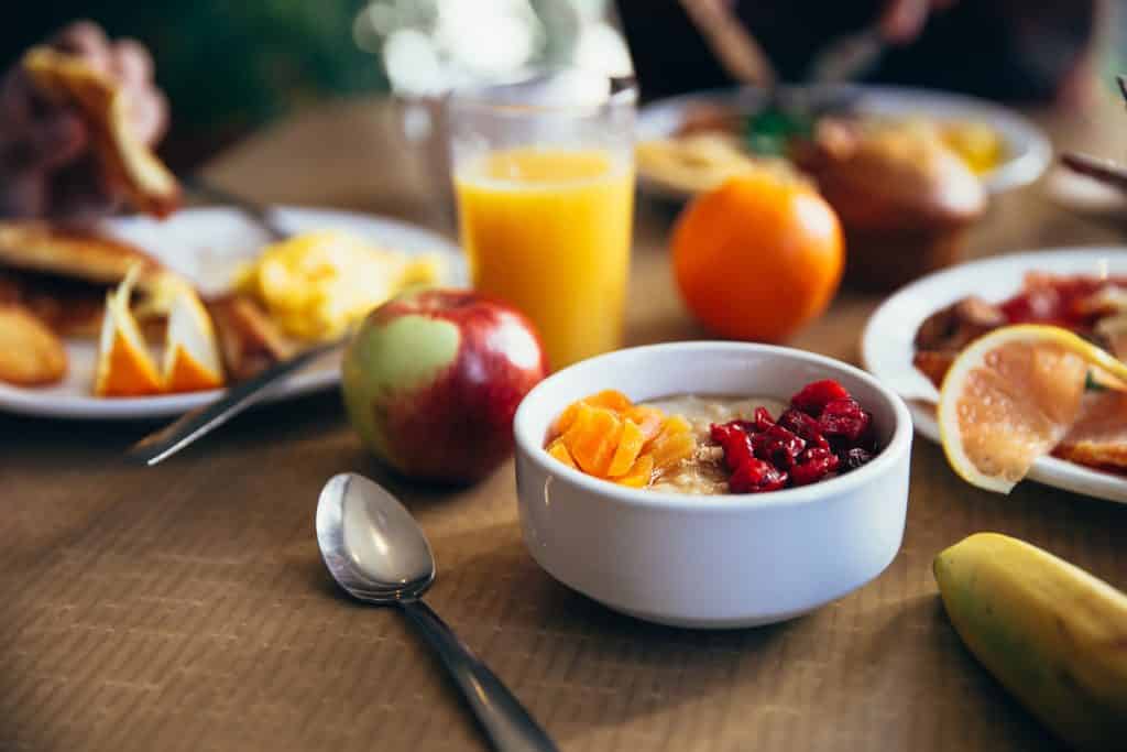 Mesa com alimentos saudáveis de café da manhã