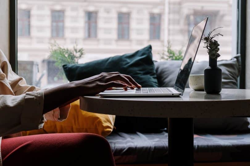 Homem digitando em um notebook