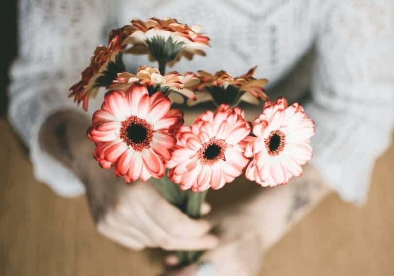 Mulher segurando flores