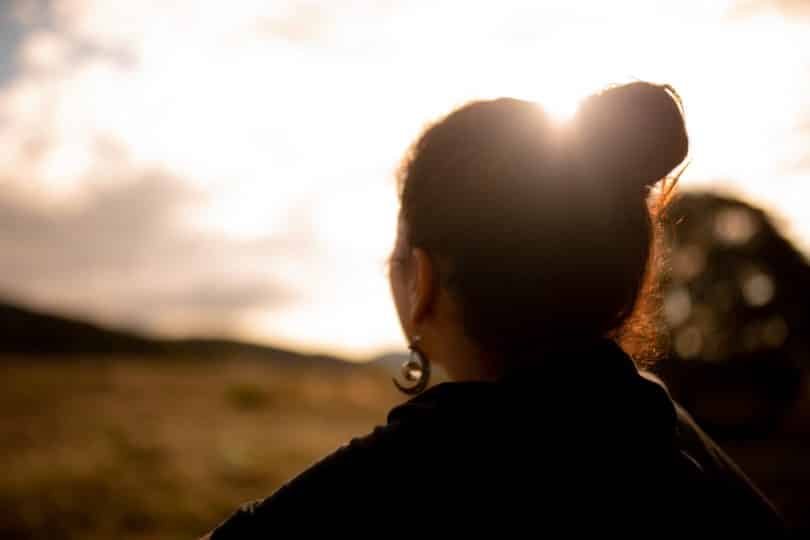 Mulher olhando para o céu