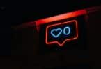 Símbolo do instagram de likes em luzes de neon