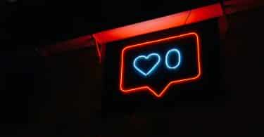 Símbolo do instagram de likes em luzes de neon