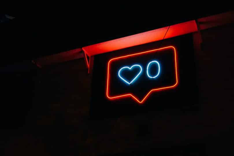 Símbolo do instagram de likes em luzes de neon