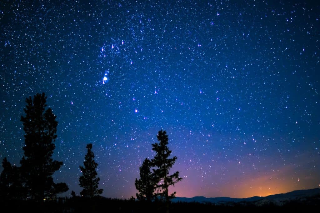 Foto de um céu noturno estrelado.