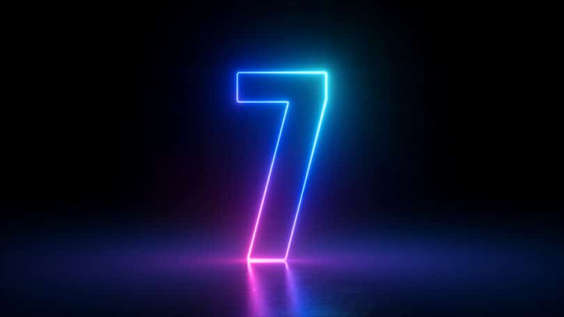 Número 7 em neon colorido.