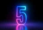 Número 5 em neon.