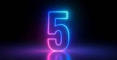 Número 5 em neon.