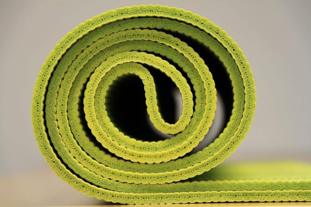 Imagem de um tapete de yoga na cor verde.
