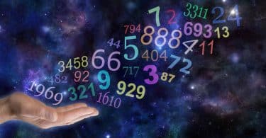 Mão com números flutuando e universo ao fundo