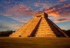 Templo Chichen Itza ao lado de árvores