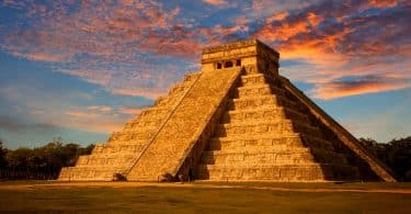 Templo Chichen Itza ao lado de árvores