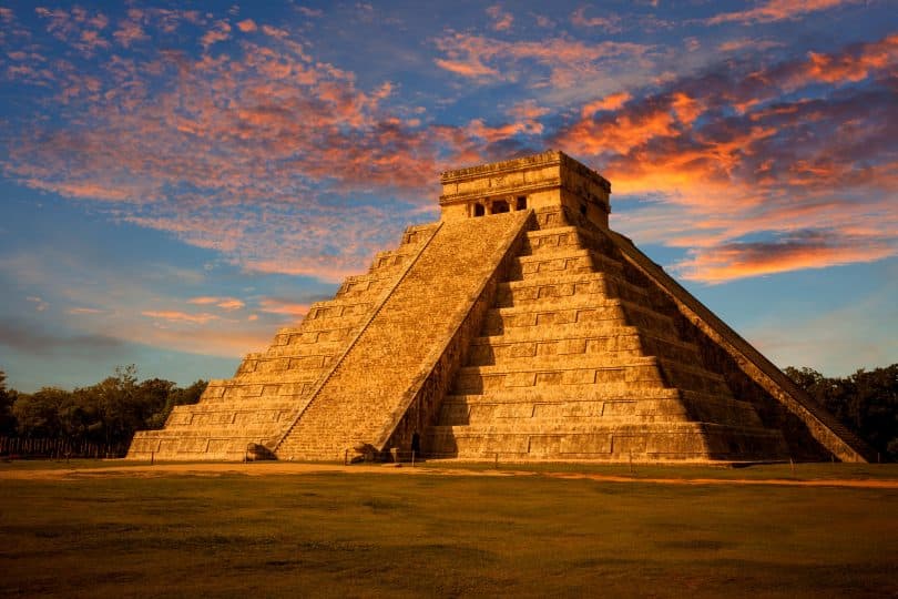 Templo Chichen Itza ao lado de árvores