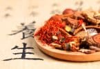 Close num prato com elementos da medicina tradicional chinesa.