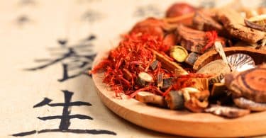 Close num prato com elementos da medicina tradicional chinesa.