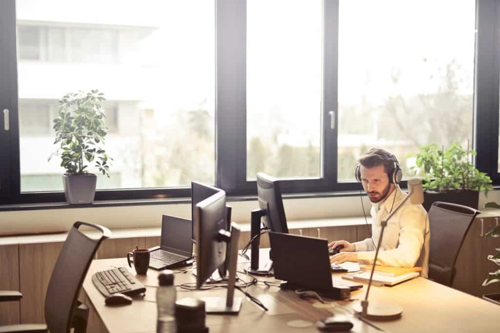 Homem no escritório trabalhando no computador