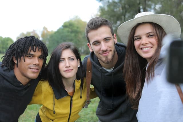 Quatro amigos tirando selfie